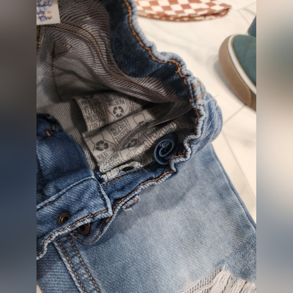 Boys size  7, [Cat & Jack] cutest distressed blue jean shorts with - Picture 5 of 10